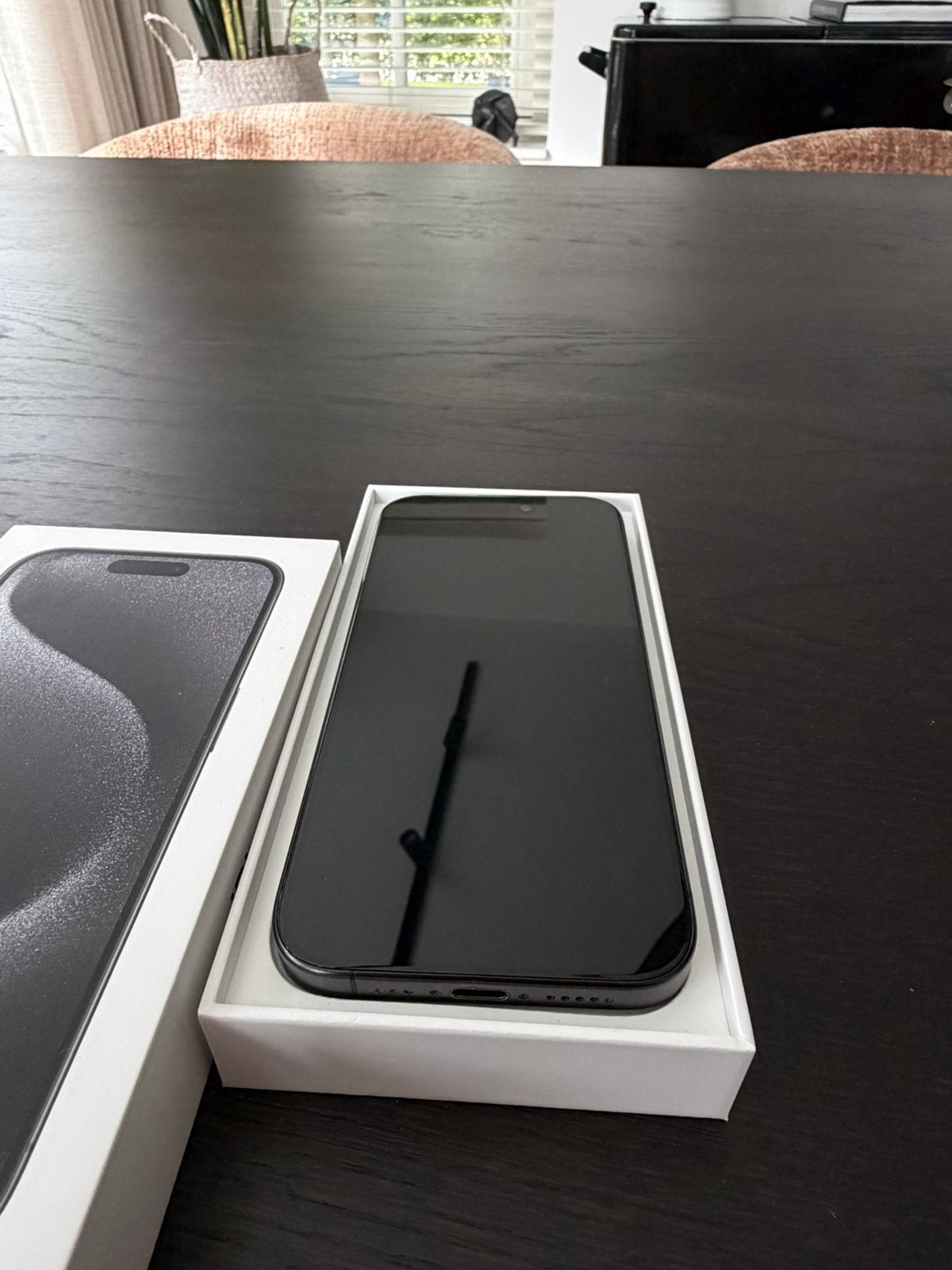 Foto 15 van Apple iPhone 15 Pro Black Titanium, 128GB +oplader en doosje