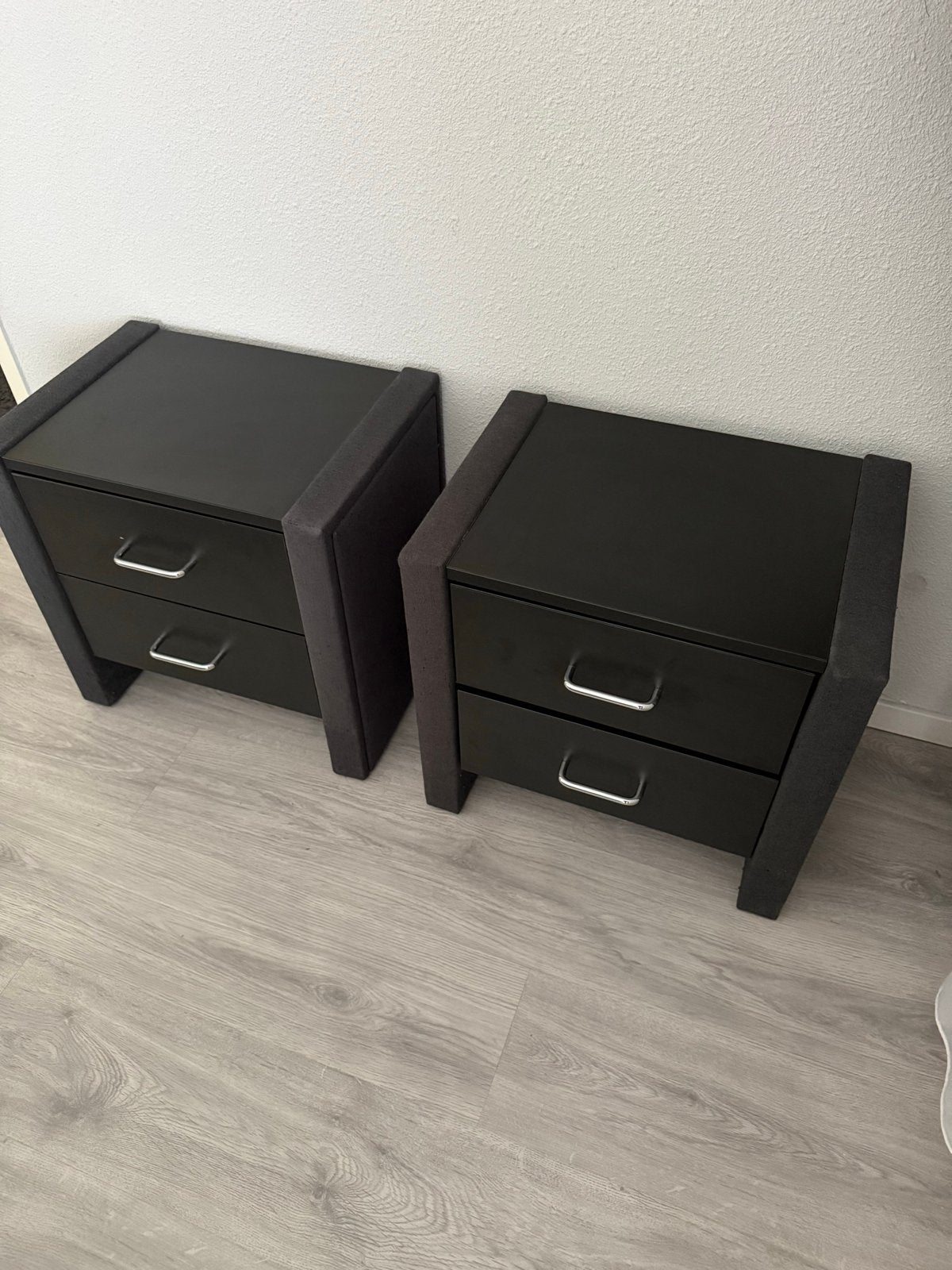 Set van 2 zwarte nachtkastjes met stoffen zijkanten, Huis en Inrichting, Slaapkamer | Nachtkastjes, Gebruikt, Minder dan 45 cm