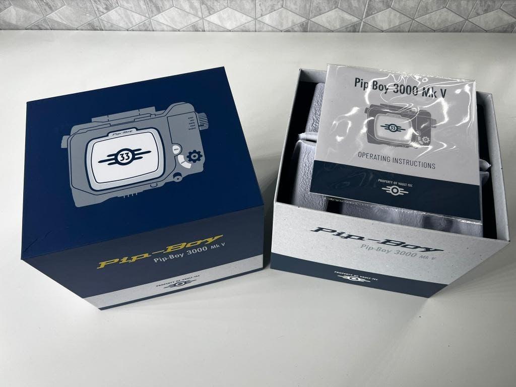 Fallout The Serie (Pip-Boy 3000 MK-V ), Ophalen, Nieuw, Tv, Beeldje, Replica of Model