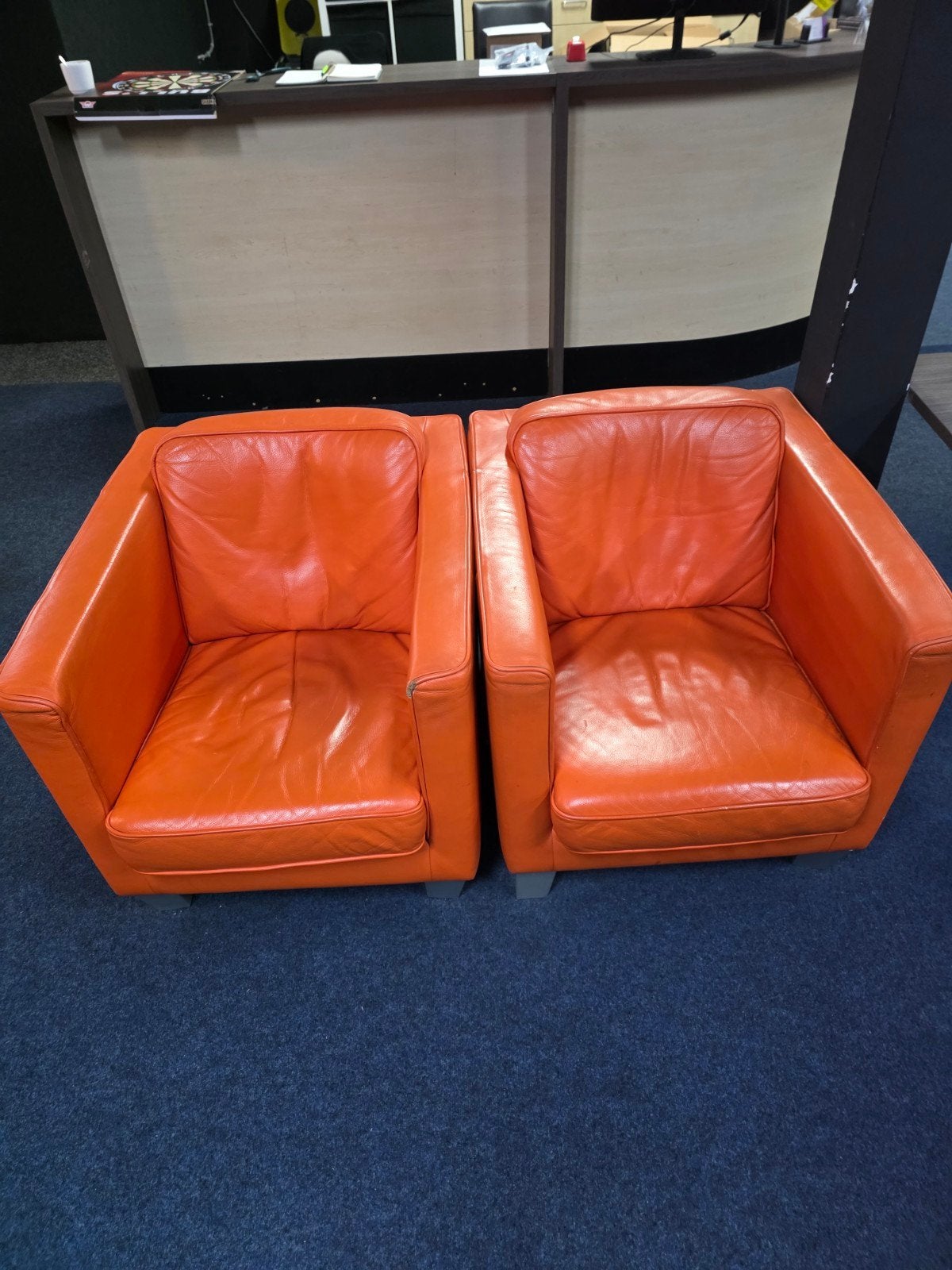 Twee oranje leren fauteuils, Ophalen, 75 tot 100 cm, Modern, Leer