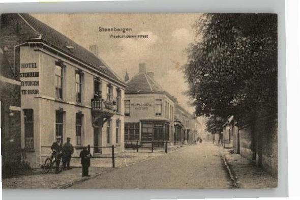 Steenbergen Vleeschhouwerstraat Hotel links, Verzamelen, Ansichtkaarten | Nederland, Gelopen, Noord-Brabant, 1940 tot 1960, Verzenden