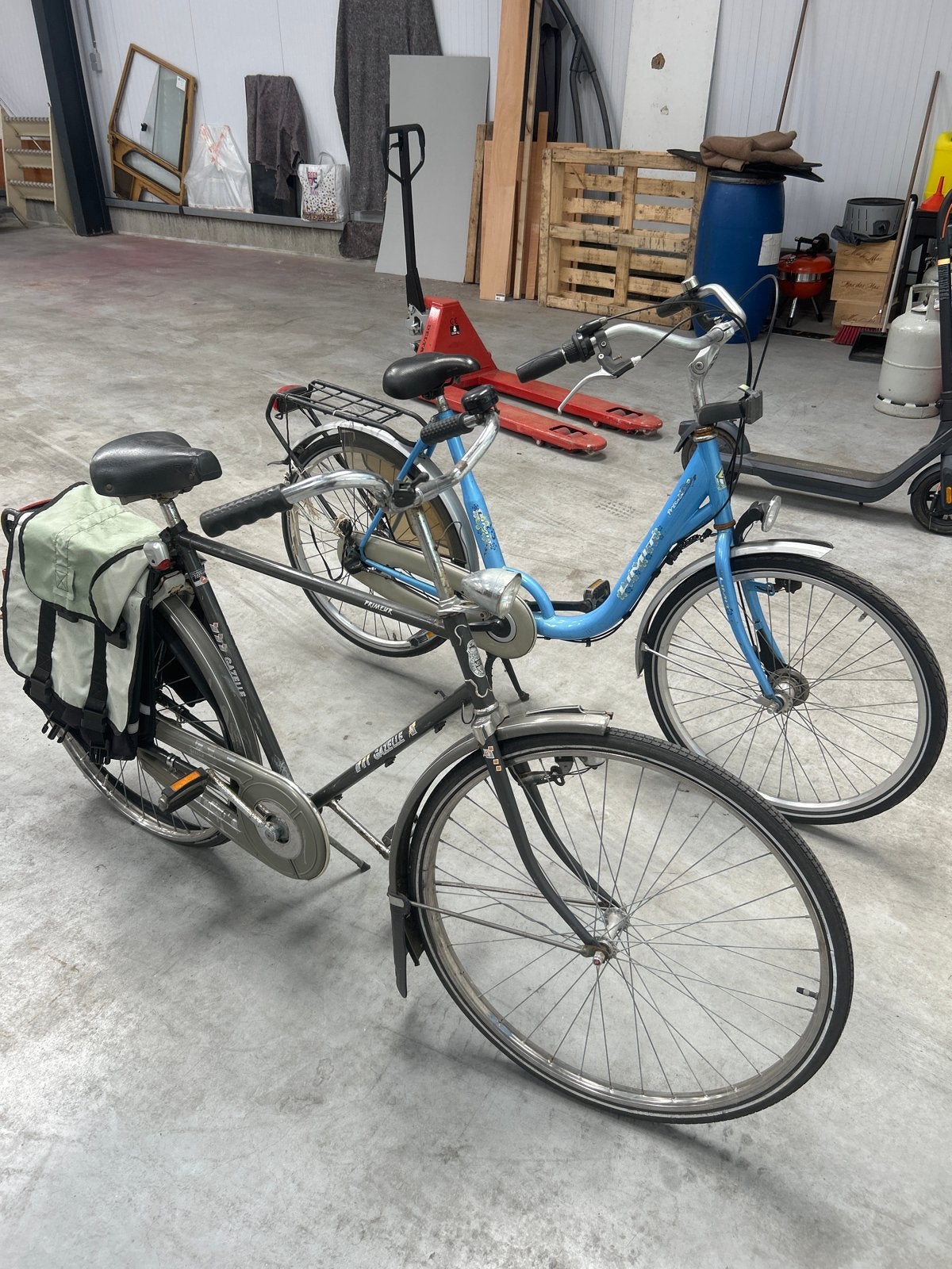 Twee gebruikte fietsen: Gazelle en Limit, Ophalen, Versnellingen, Gazelle, Trommelrem