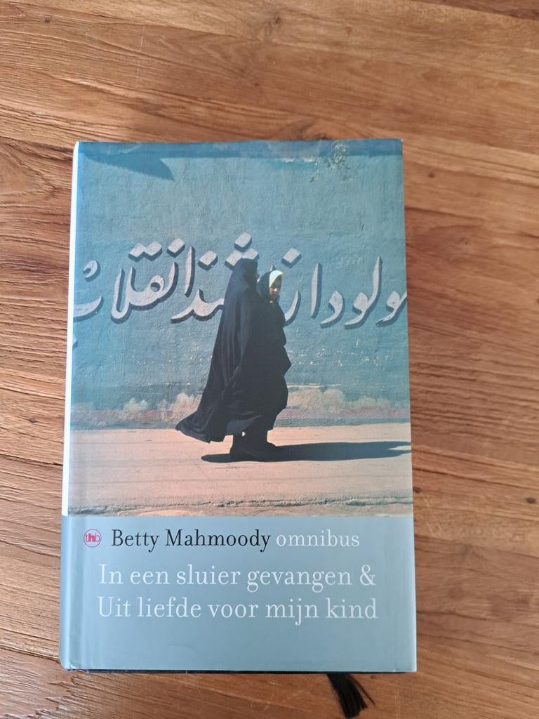 Betty Mahmoody omnibus: In een sluier gevangen & Uit liefde, Boeken, Ophalen of Verzenden, Gelezen, Betty Mahmoody, Overige