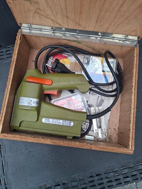 Novus J-100 elektrische tacker met nietjes in kist, Ophalen of Verzenden, Gebruikt, Tacker/nietmachine, Overige merken