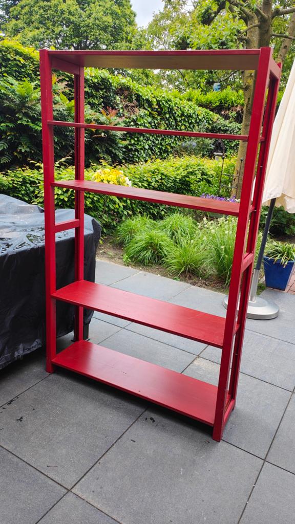2 Rode houten rekken  met 12 planken, Huis en Inrichting, Kasten | Boekenkasten, Ophalen, Met plank(en), Gebruikt, 50 tot 100 cm