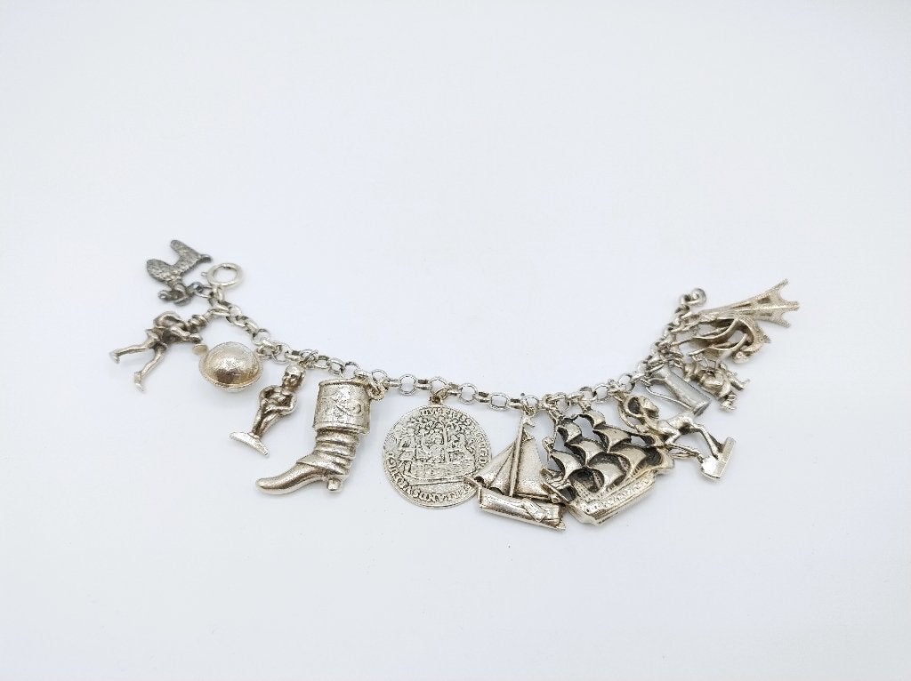 Zilveren bedelarmband met 13 bedels, penning uit 1766, 17 cm