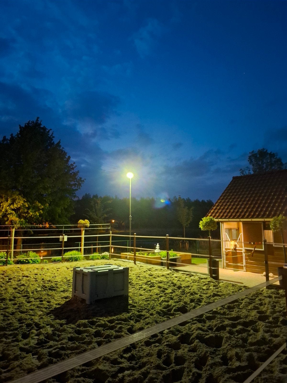 Goed onderhouden erf en paardenbak verlichting + 2 lampen