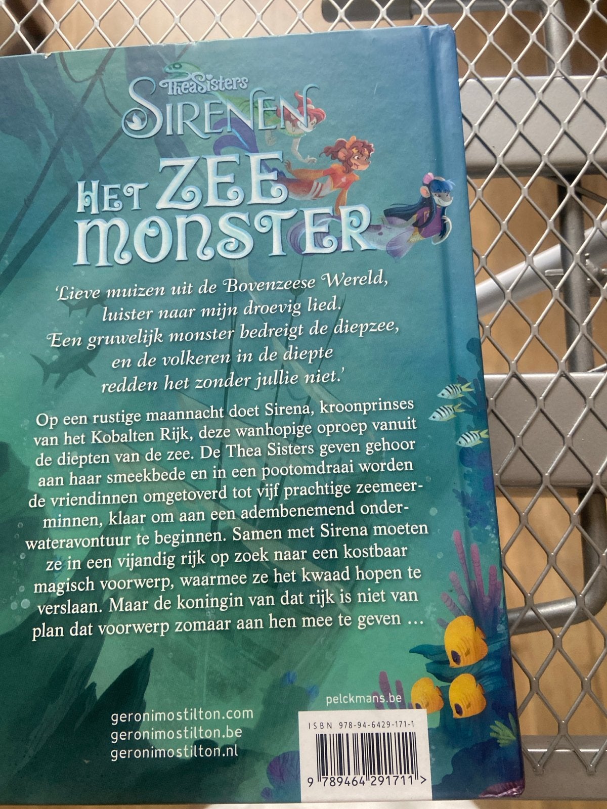 Thea Stilton - Het Zeemonster (Thea Sisters Sirenen), Ophalen of Verzenden, Zo goed als nieuw, Fictie algemeen