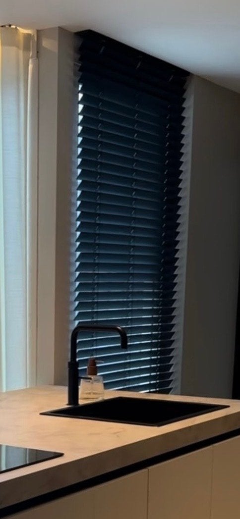 Elektrische houten jaloezieën 94x242,5 cm, Ophalen, 200 cm of meer, Zwart, 50 tot 100 cm