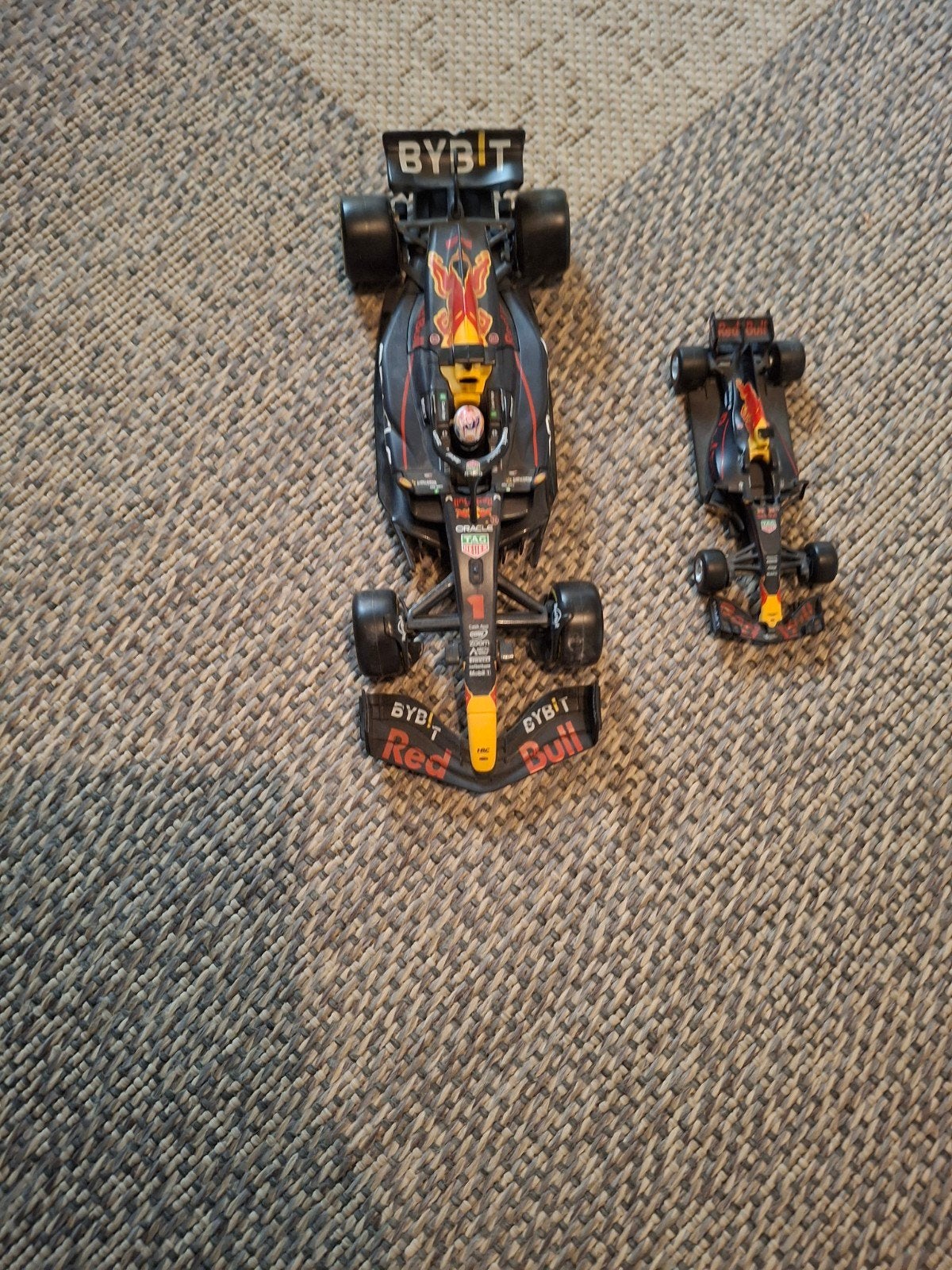 Red Bull Racing F1 schaalmodellen (2 stuks), Ophalen of Verzenden, Zo goed als nieuw, Auto, Overige merken