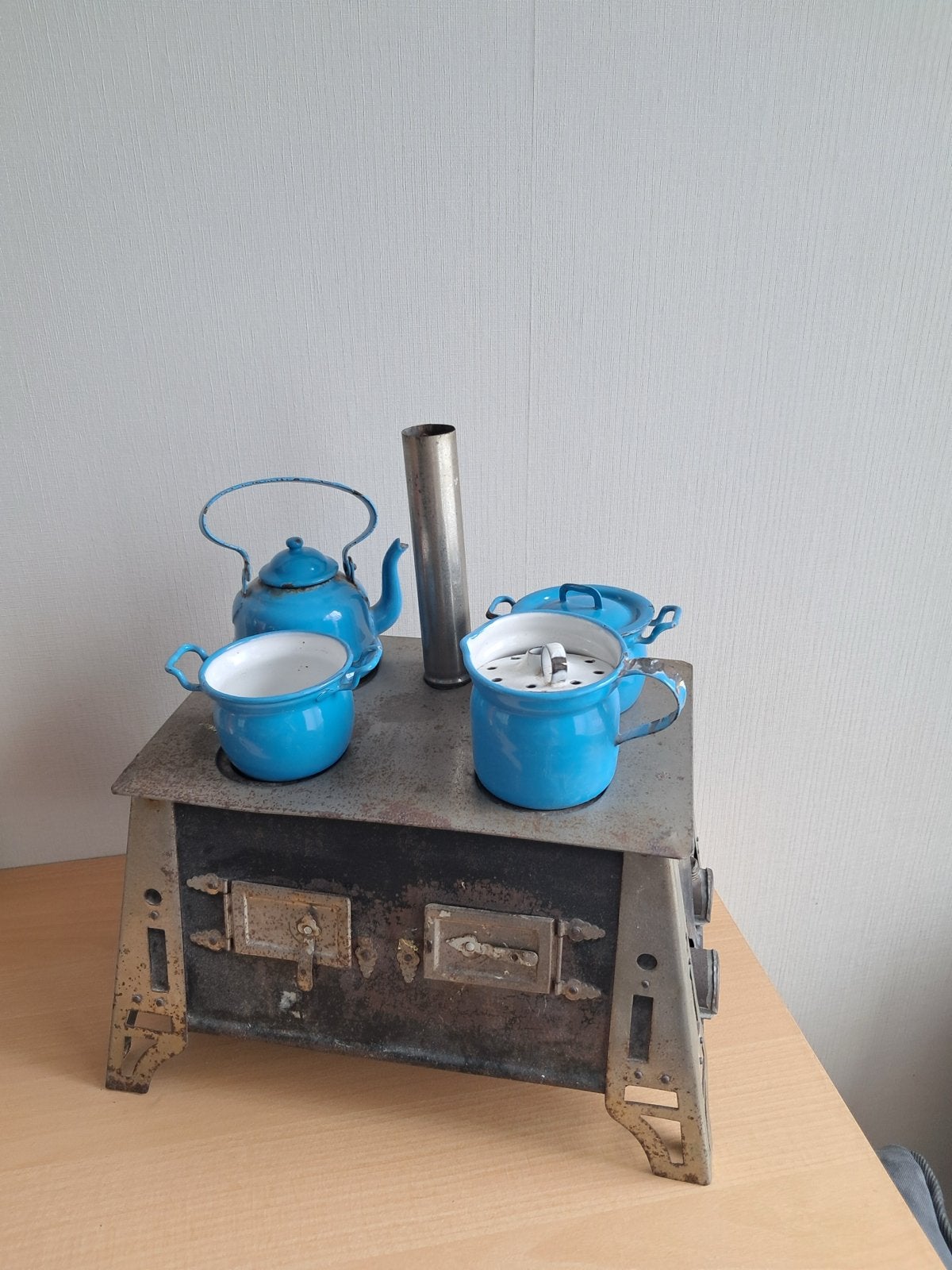 Antiek speelgoedfornuisje uit 1926 met emaille keukengerei, Ophalen