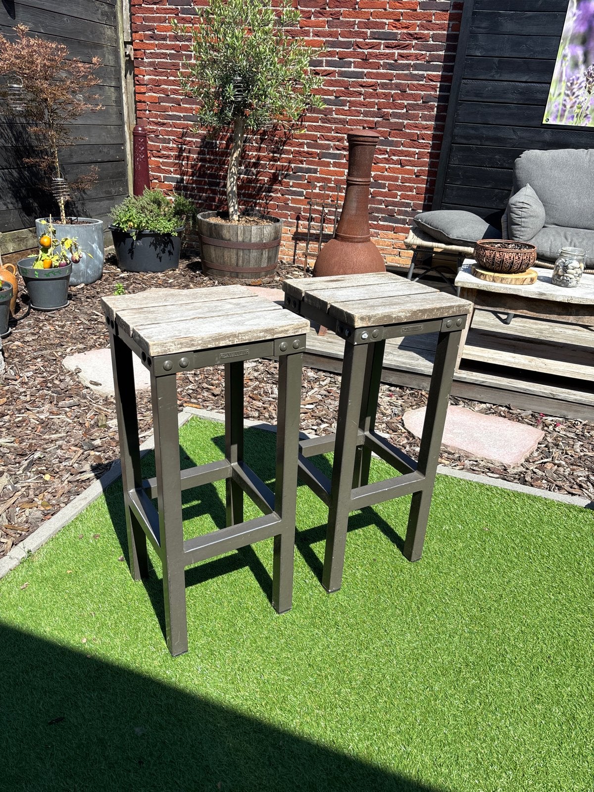 2 Satelliet barkrukken met houten zitting en metalen frame, Ophalen, Gebruikt, 60 tot 90 cm, Hout