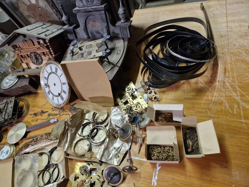 Te koop klokken onderdelen., Ophalen