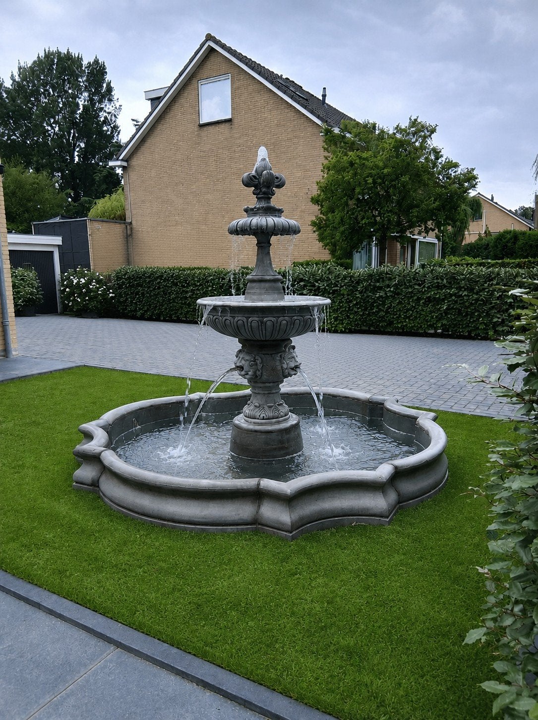 Fontein leeuwkoppen met rand, Ophalen, Nieuw, Beton, Fontein