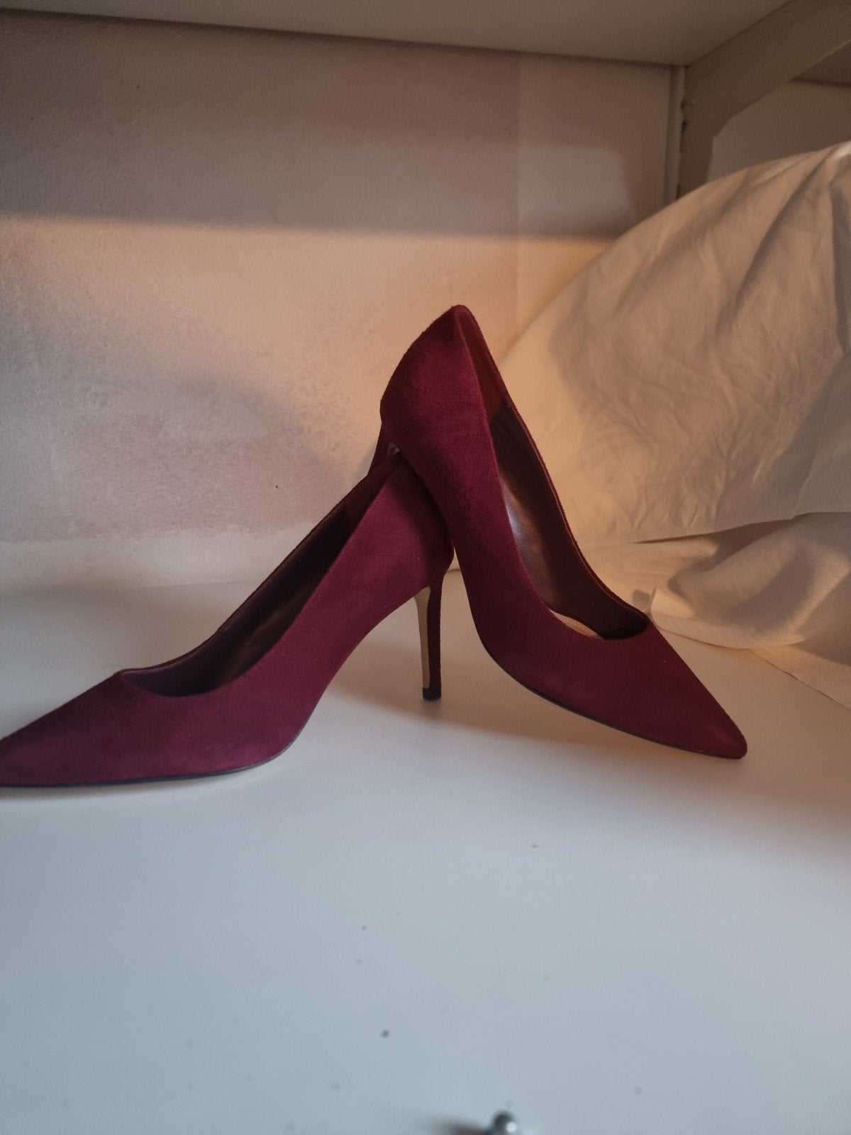 Dune London Pumps - Bordeaux Suède - Maat 39, Pumps, Ophalen of Verzenden, Zo goed als nieuw, Rood