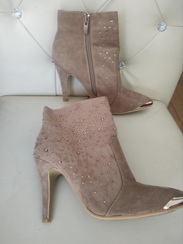 Mooie enkellaarsjes met hak en studs Lucky Shoes, Kleding | Dames, Schoenen, Beige, Lage of Enkellaarzen, Lucky Shoes, Ophalen of Verzenden