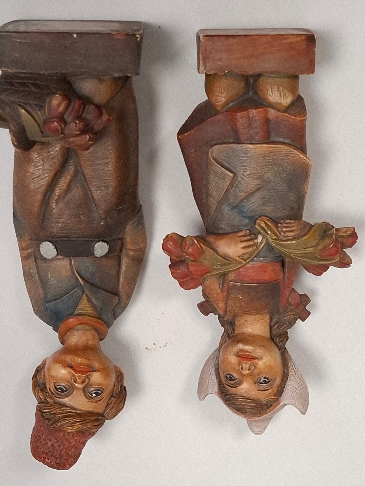 Houten beeldjes boer en boerin met tulpen, Verzenden, Gebruikt, Mens