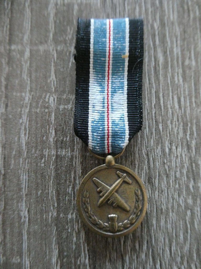 US Air Force ( miniatuur ) Medaille, Berlin Air lift, Verzamelen, Ophalen of Verzenden, Landmacht, Amerika, Lintje, Medaille of Wings