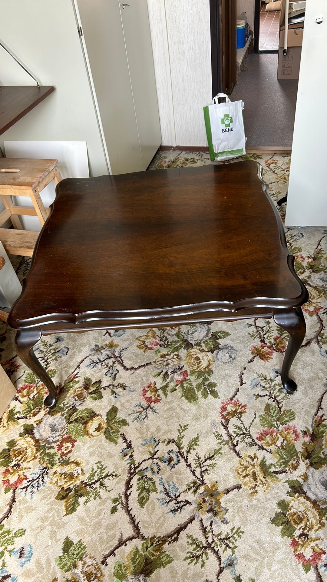 klassieke houten salontafel in Queen Anne-stijl, Huis en Inrichting, Tafels | Salontafels, Ophalen, Gebruikt, 100 tot 150 cm, Vierkant