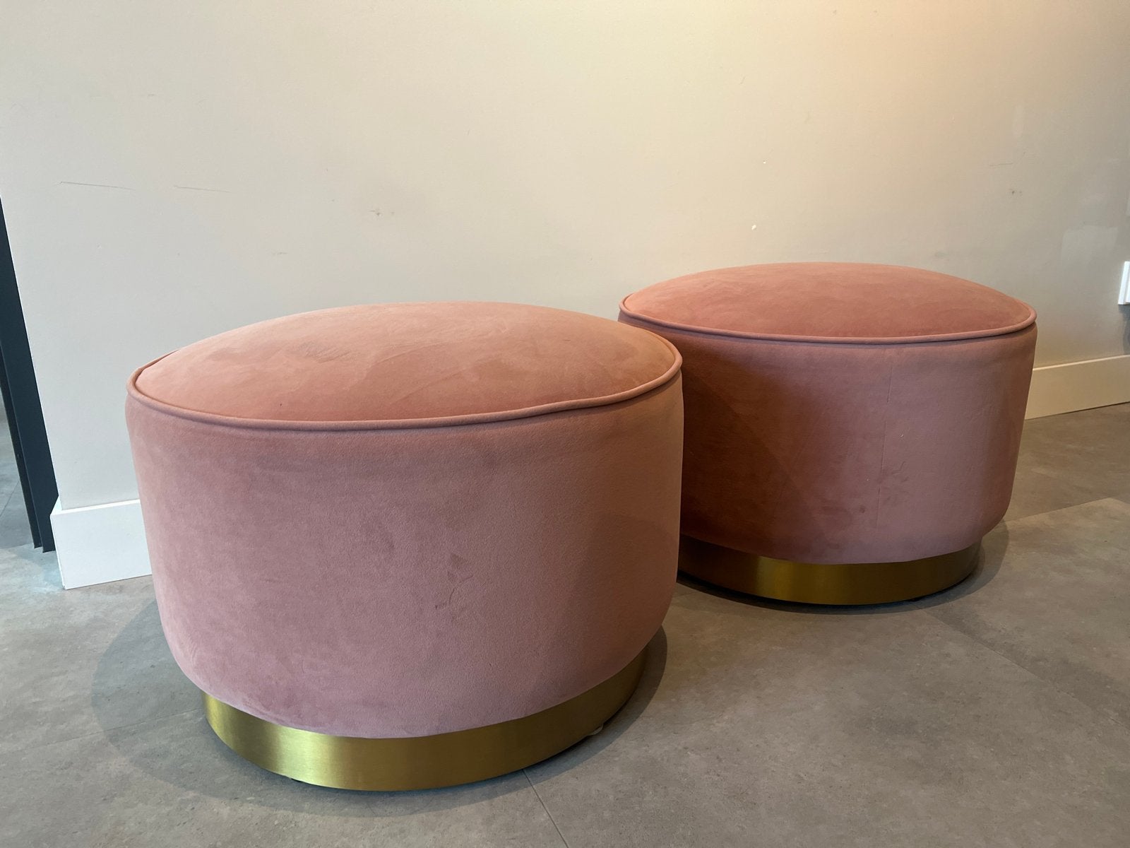 Roze velvet hockers / poefen van Made - 60x40 cm, Ophalen, Rond, Minder dan 50 cm, Zo goed als nieuw