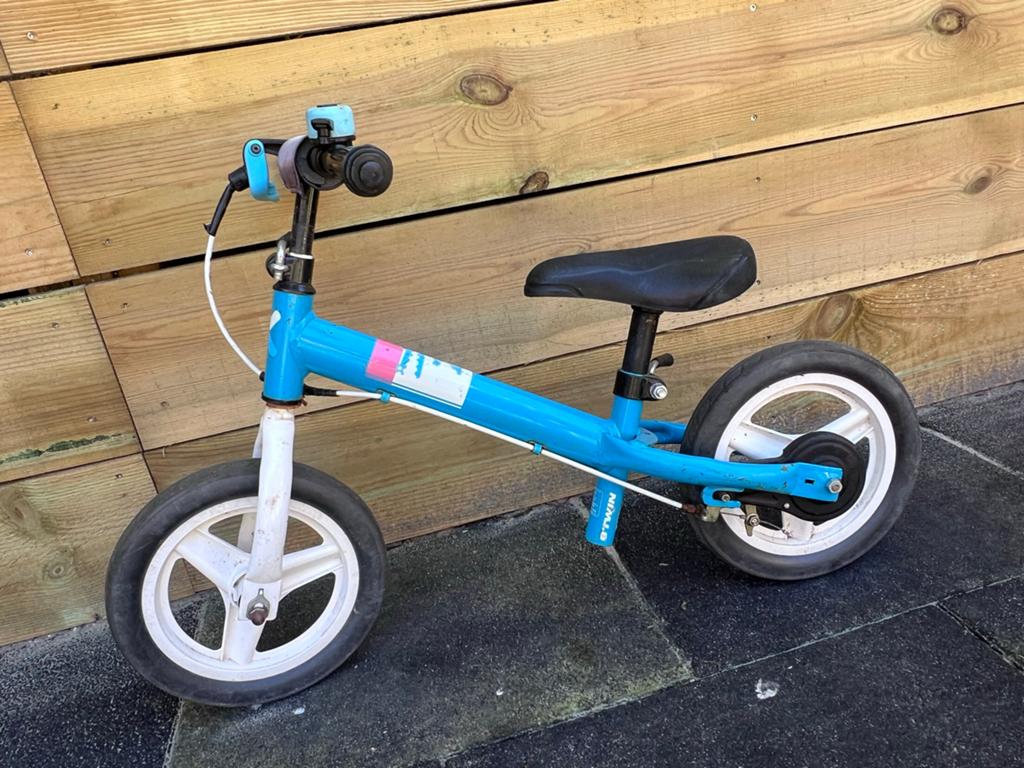 Blauwe B'Twin loopfiets met werkende rem, Ophalen of Verzenden, Gebruikt, Loopfiets