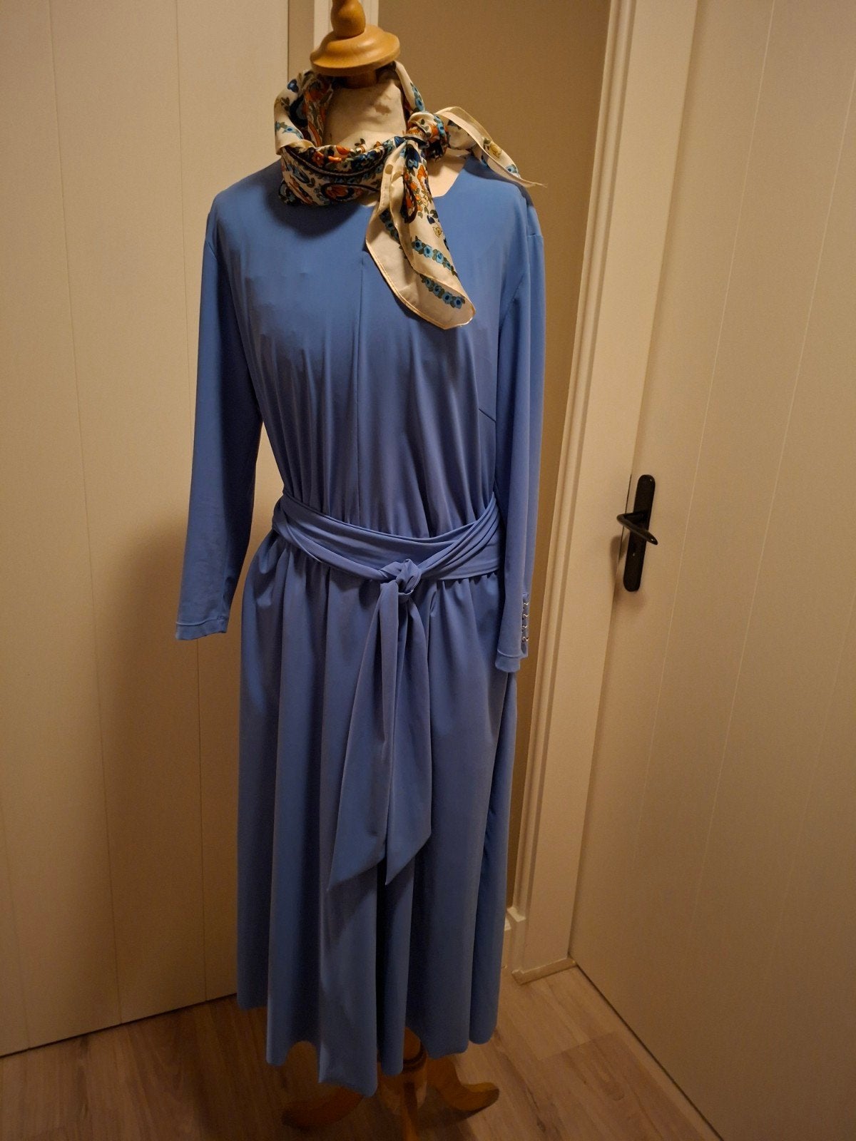 Elegante blauwe jurk van Lilytime, maat 42, Blauw, Maat 42/44 (L), Ophalen of Verzenden, Zo goed als nieuw