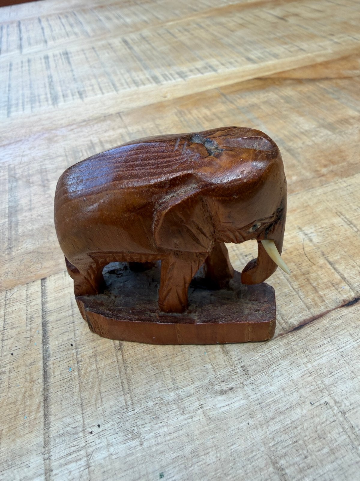 Houten olifantje - Handgesneden decoratie, Ophalen of Verzenden, Gelezen, Overige onderwerpen