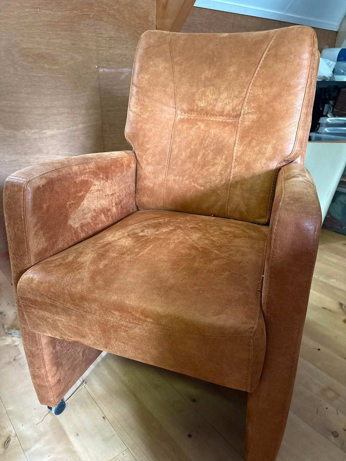 2 Leren eetkamerstoelen met wieltjes, Ophalen, Gebruikt, Twee, Bruin
