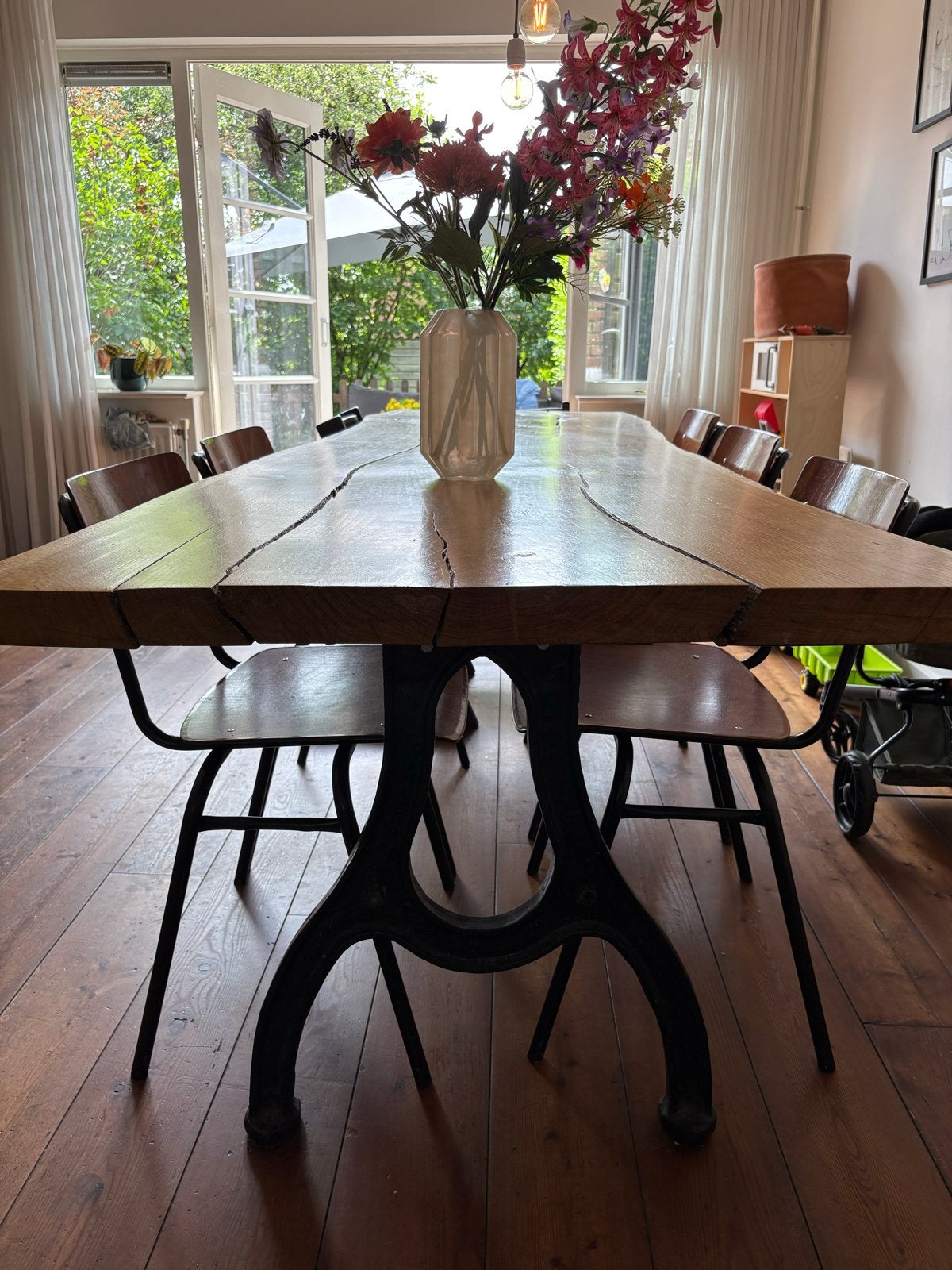 Robuuste eikenhouten eettafel met gietijzeren onderstel, Huis en Inrichting, Tafels | Eettafels, Ophalen, Gebruikt, Eikenhout