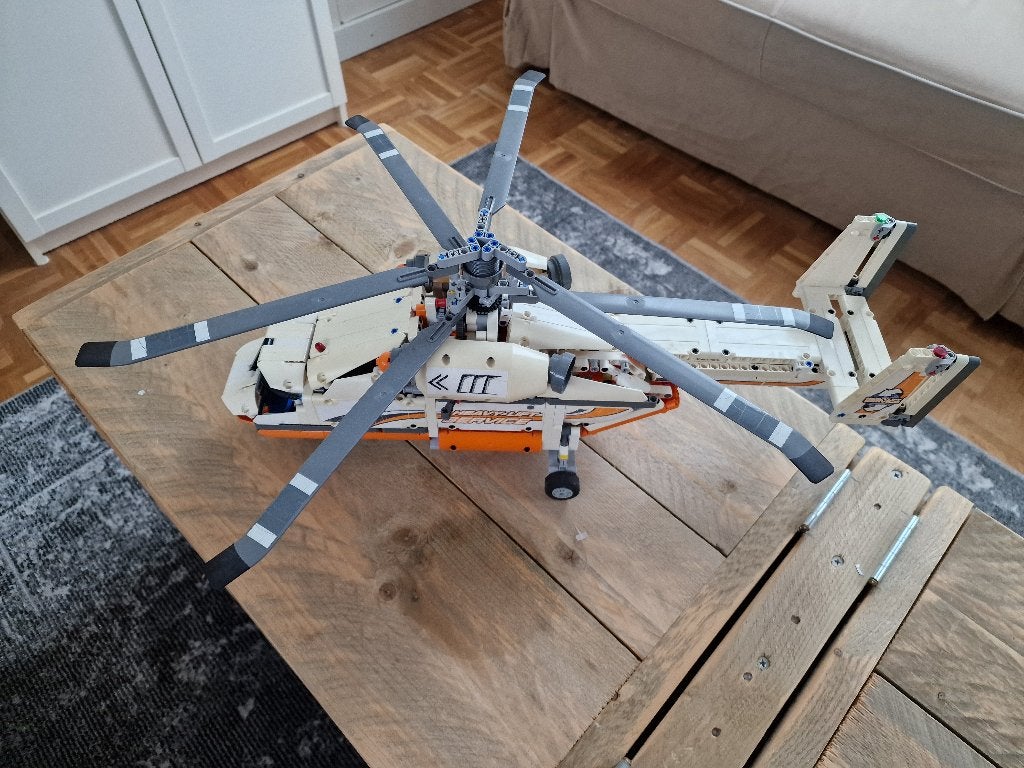 Foto 4 van lego TECHNIC Grote vrachthelikopter (42052) [#24]