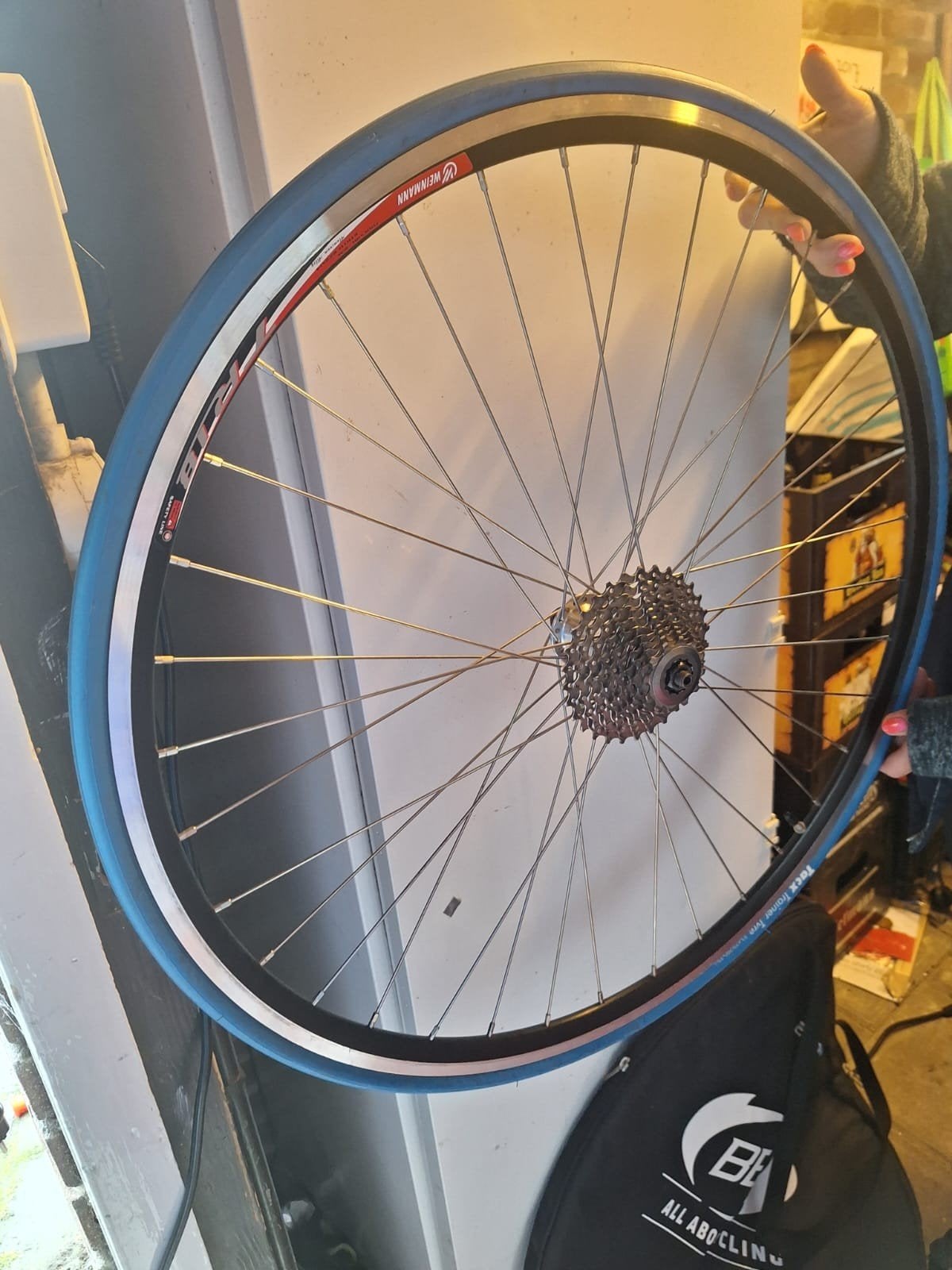 Merida racefiets met blauwe accenten, Ophalen