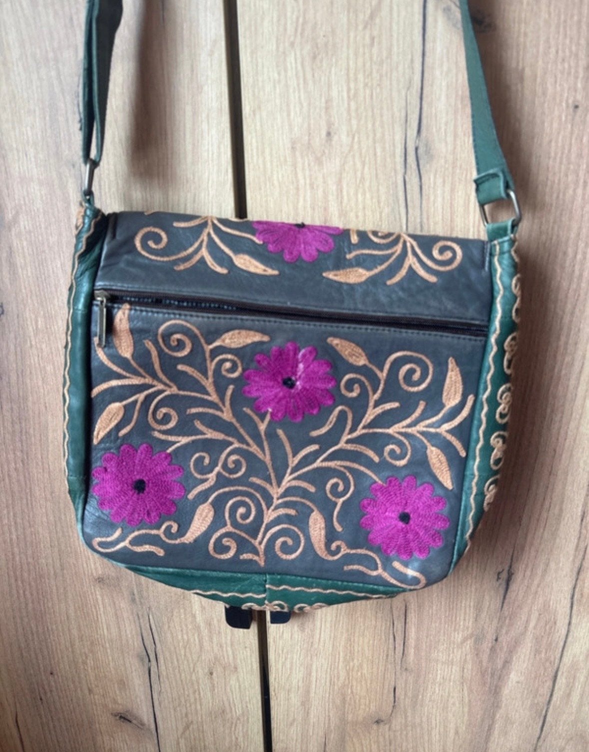 Unieke Leren Schoudertas met Geborduurde Bloemen, Ophalen of Verzenden, Gebruikt, Groen, Schoudertasje