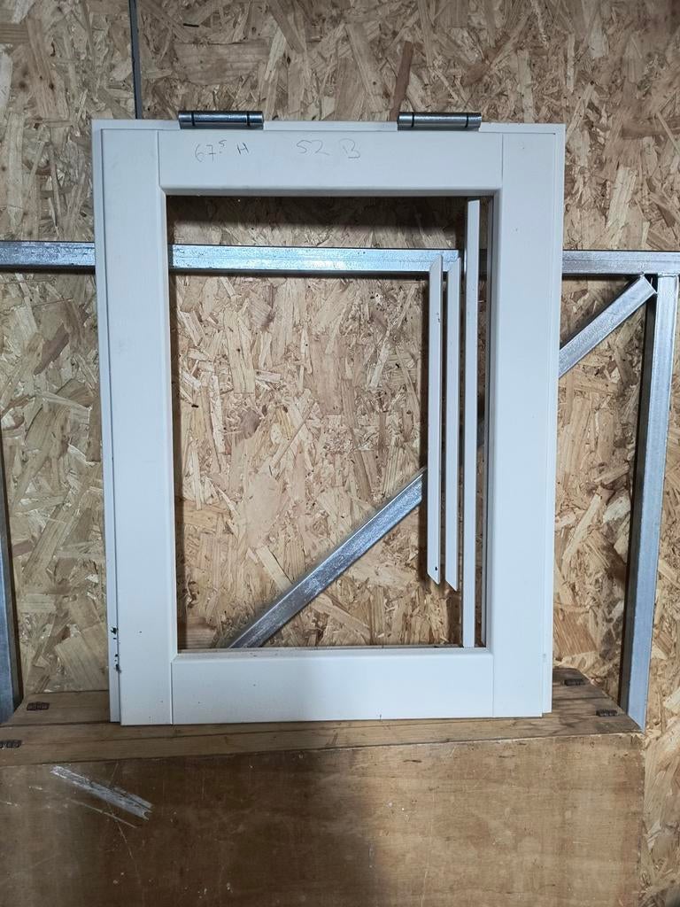 Nieuwe klep raam met dubbel glas br 52 h 67,5, Raamkozijn, Nieuw, 75 tot 150 cm, Hout
