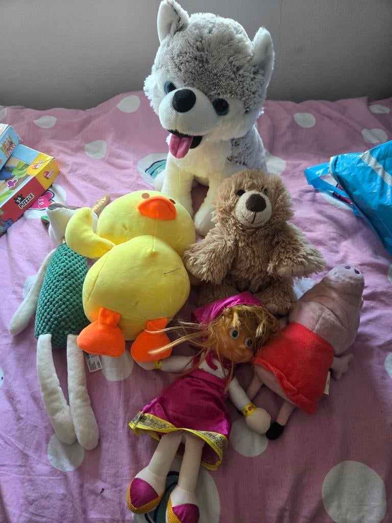 Diverse knuffels: hond, eend, beer, Masha, Peppa Pig, hert, Gebruikt, Overige merken, Grijs, Peppa Pig
