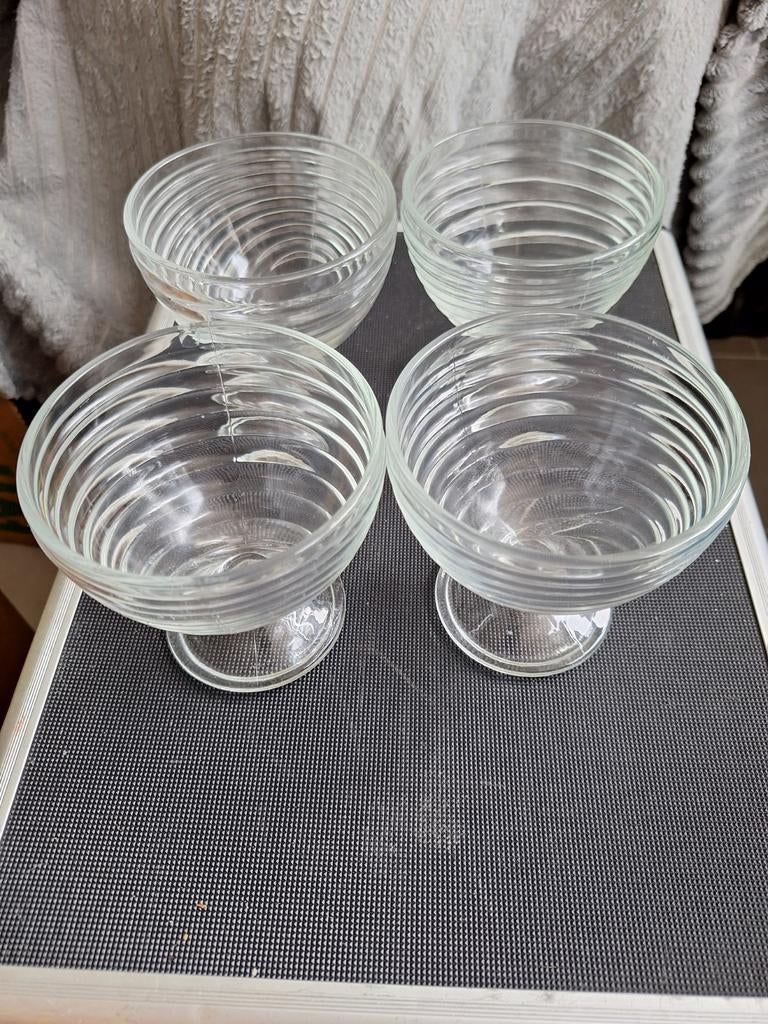 4 dessert coupes, Glas of Glazen, Onbekend, Ophalen of Verzenden, Onbekend
