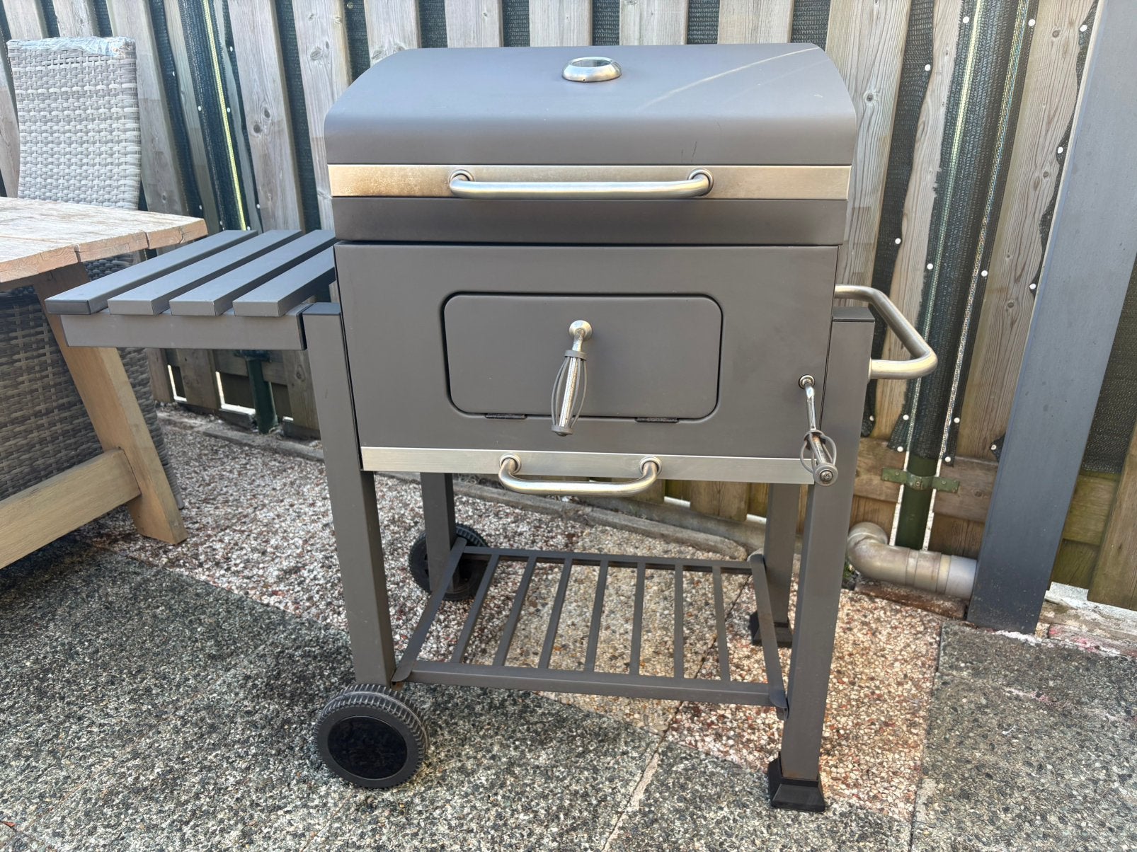 Mooie Houtskool barbecue BBQ Grill Briketten zijwielen, Ophalen, Gebruikt, Met accessoires