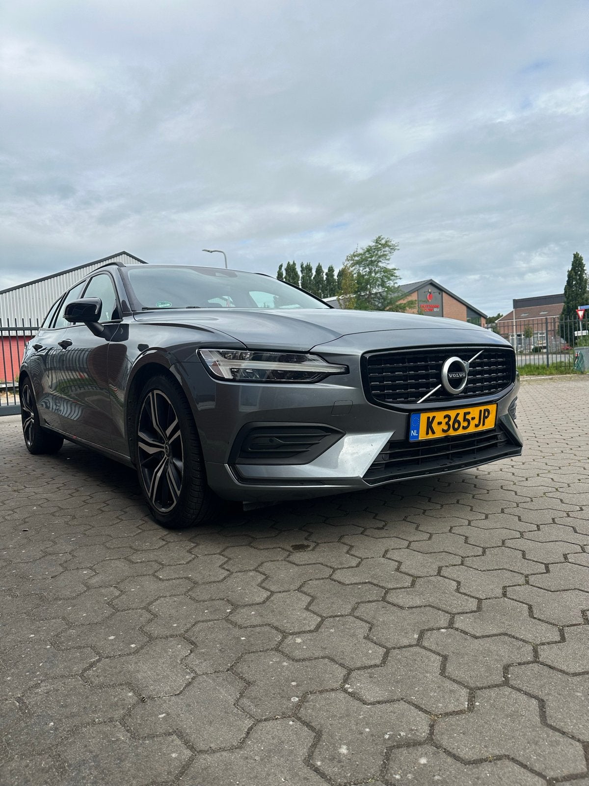 Volvo V60 B3 163pk Geartronic Mild Hybrid 2021 Grijs, Auto's, Volvo, Stof, 1800 kg, Zwart, 4 cilinders