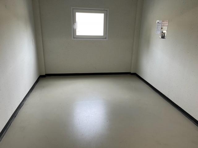 Goed beveiligde garagebox op de eerste etage te huur, Hobby en Vrije tijd, Ophalen, Zo goed als nieuw