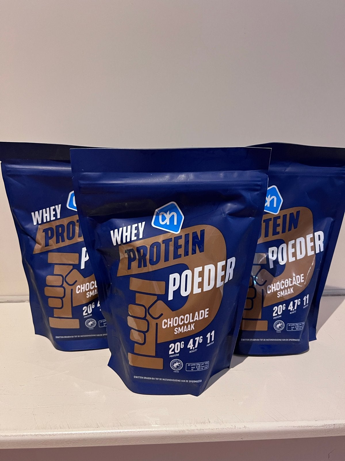 AH Whey Proteïne Poeder Chocoladesmaak - 3 zakken, Sport en Fitness, Ophalen of Verzenden, Nieuw, Poeder of Drank