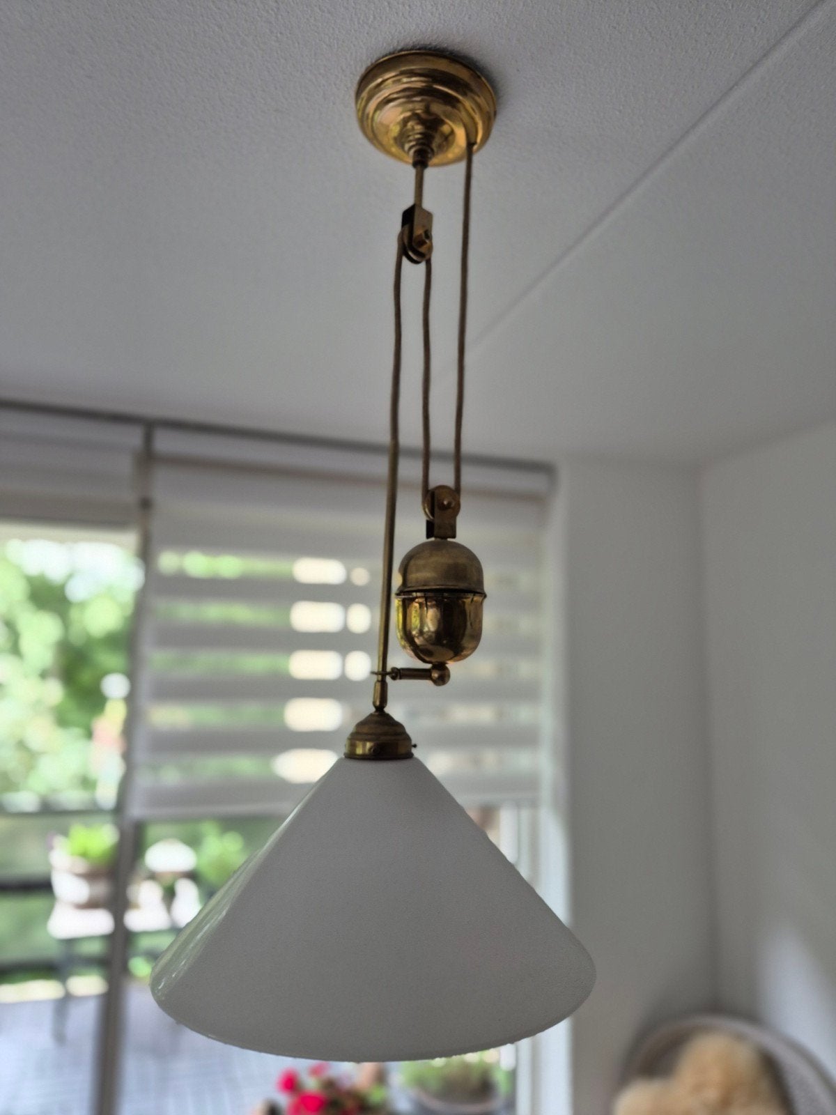 Koperen hanglamp met matglazen kap, Ophalen