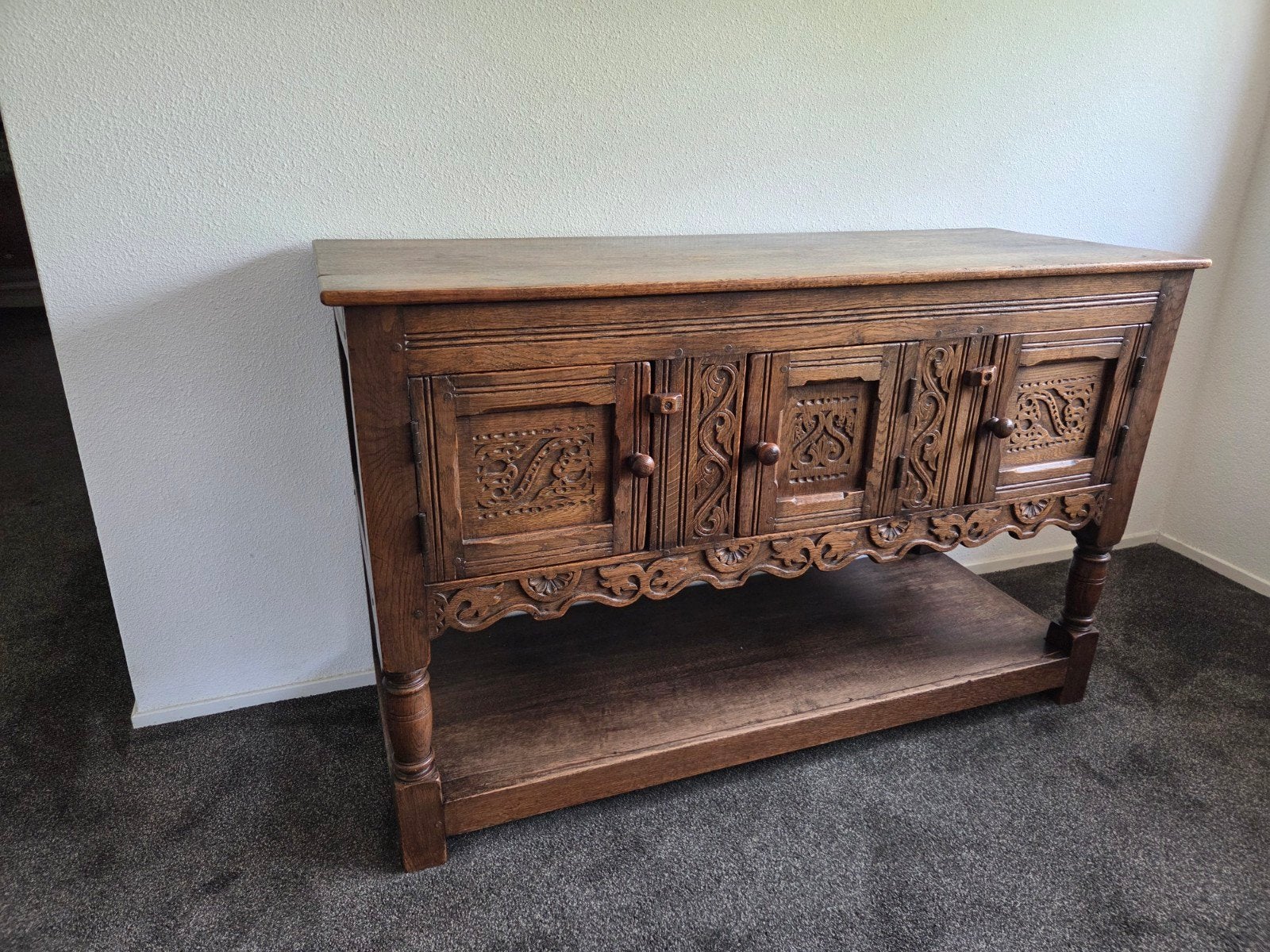 Antiek dressoir met houtsnijwerk deuren. Handgemaakt, Ophalen, Gebruikt, 50 tot 100 cm