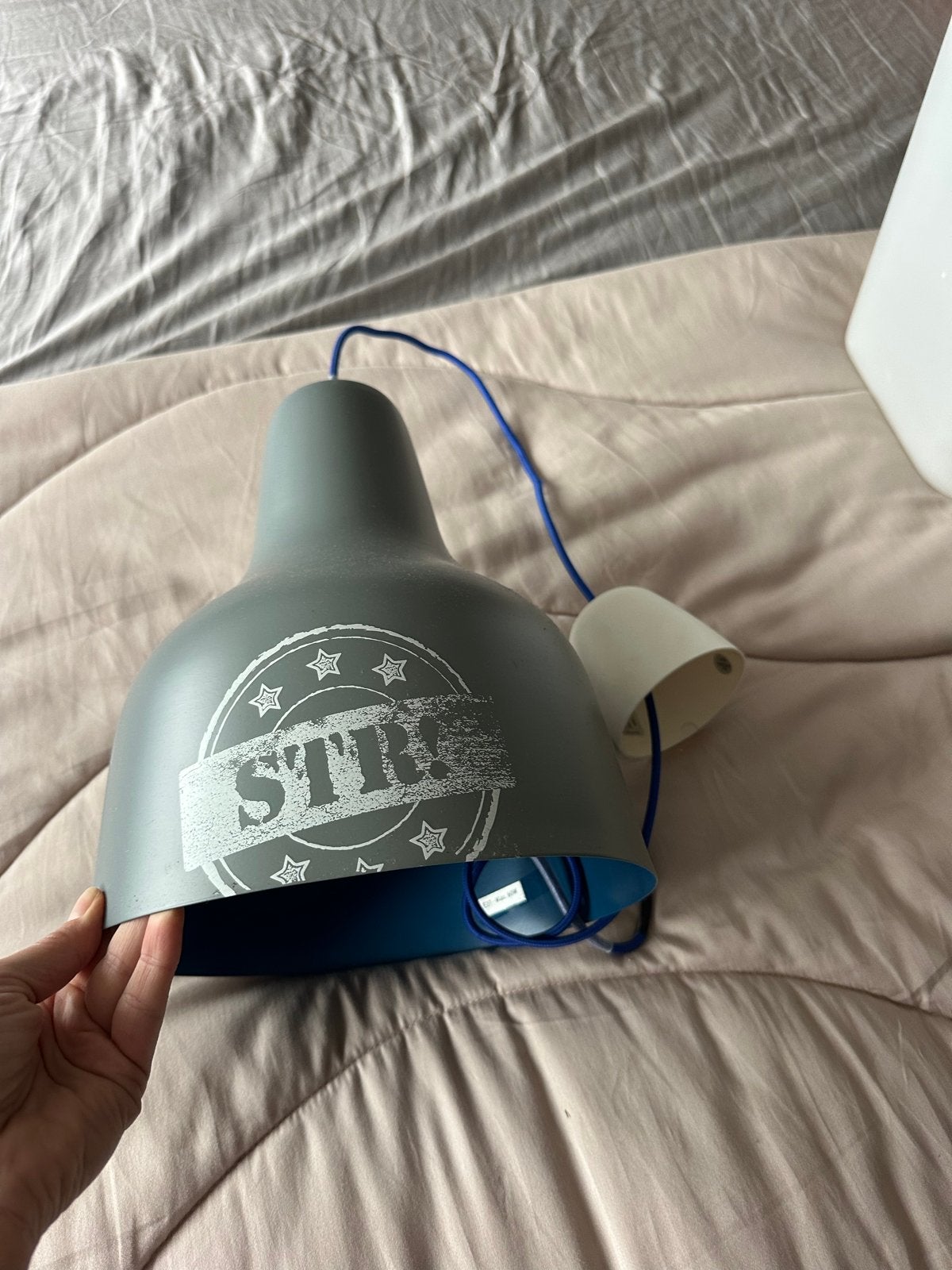 Hanglamp grijs met blauwe binnenkant en 'STR' opdruk, Huis en Inrichting, Lampen | Hanglampen, Ophalen of Verzenden, Gebruikt