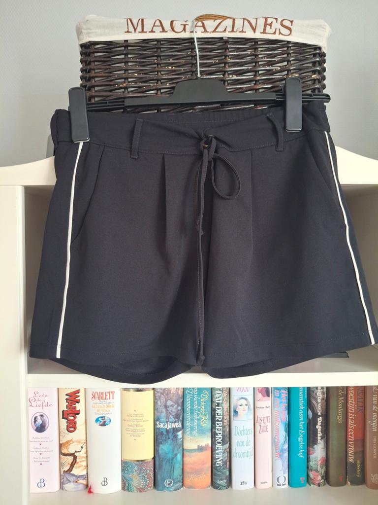 JDY korte broek dames zwart maat 42, Kleding | Dames, Broeken en Pantalons, Kort, Zwart, Maat 42/44 (L), Ophalen of Verzenden