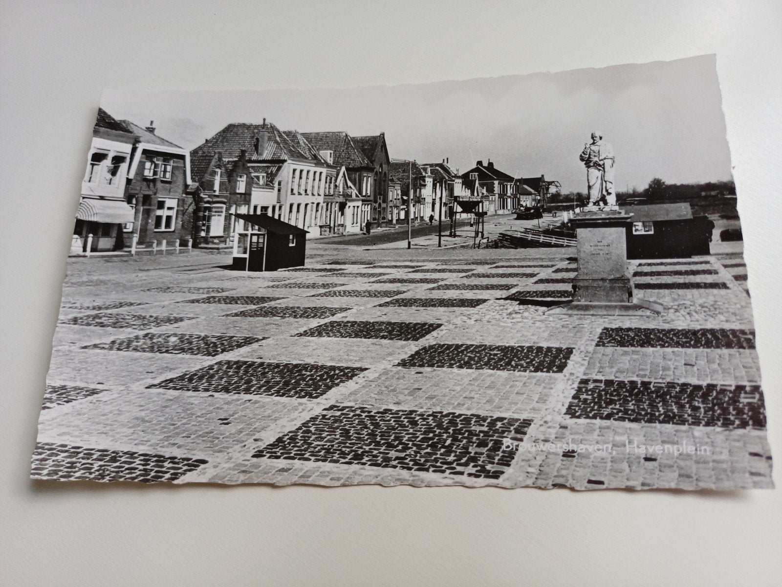Fotokaart Brouwershaven, Havenplein met Jacob Catst, Ophalen of Verzenden, 1960 tot 1980, Ongelopen, Zeeland