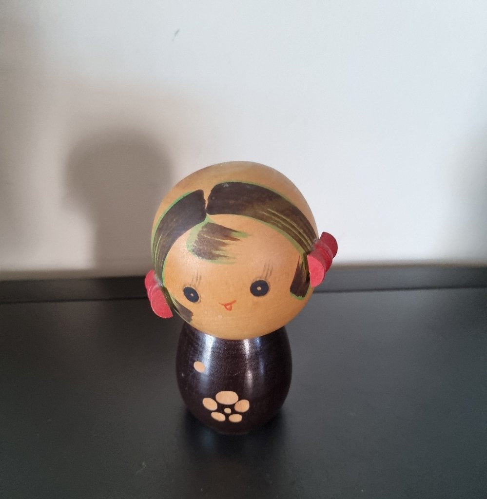 Leuke Pigtail Kokeshi van (vermoedelijk) Sato Suigai, Antiek en Kunst, Kunst | Niet-Westerse kunst, Hout, Handgemaakt, Verzenden