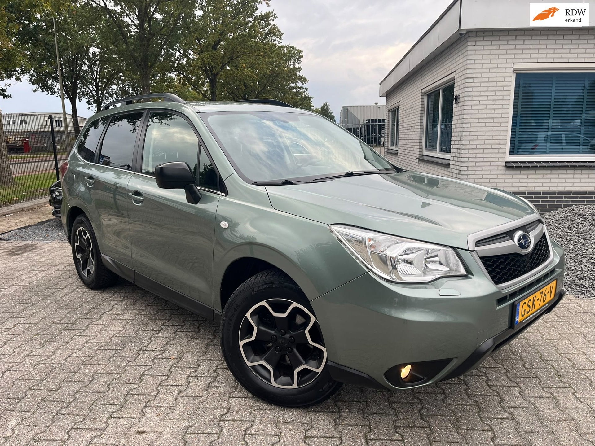 Subaru FORESTER 2.0 D Intro|Airco|Trekhaak|4x4|, Auto's, Stof, Gebruikt, Zwart, 4 cilinders