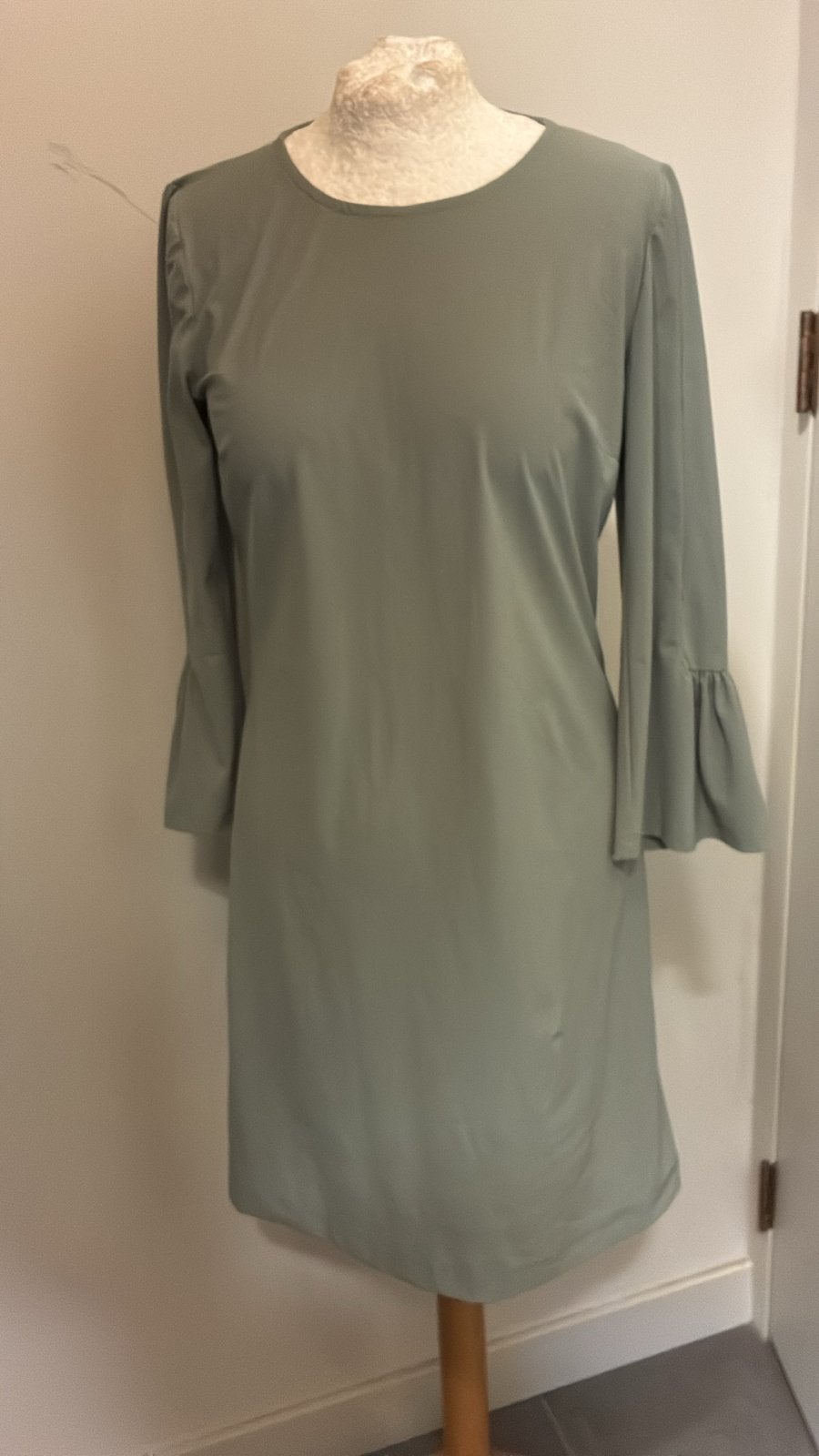 LaDress Dusty tea green jurk travelstof flared mouw, Ophalen of Verzenden, Zo goed als nieuw, Groen