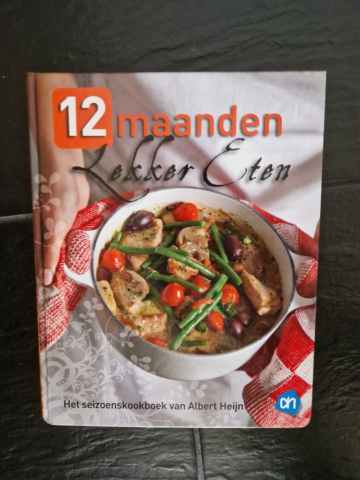 12 maanden Lekker Eten - Het seizoenskookboek, Ophalen of Verzenden, Gelezen