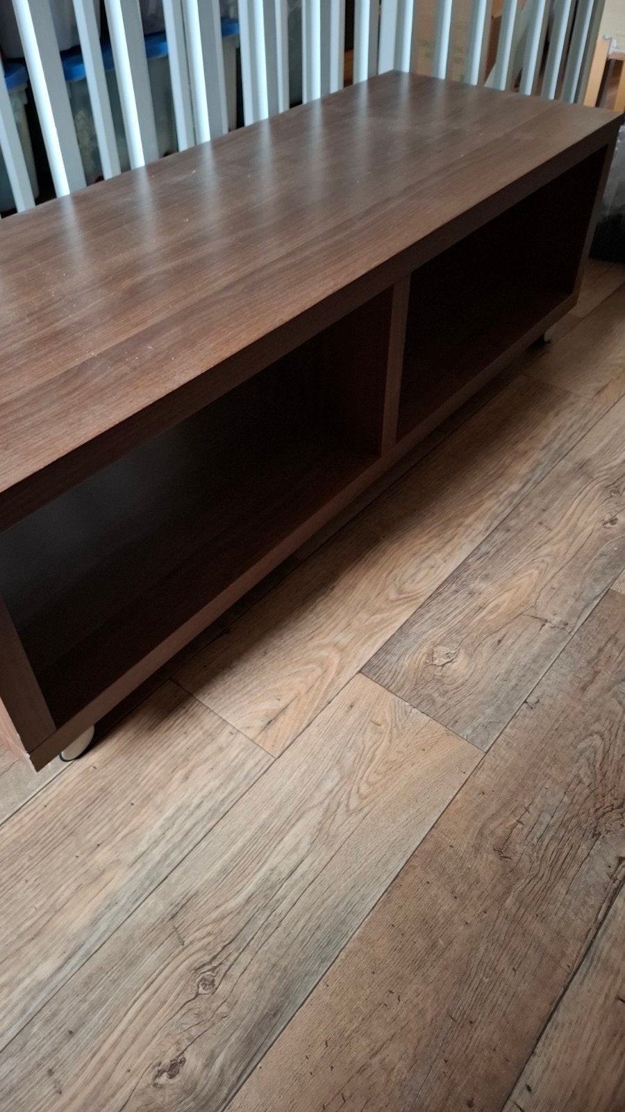 Notenhouten bijzettafel., Ophalen