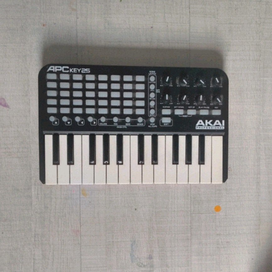 Akai midi keyboard apc keys, Muziek en Instrumenten, Midi-apparatuur, Ophalen of Verzenden, Zo goed als nieuw